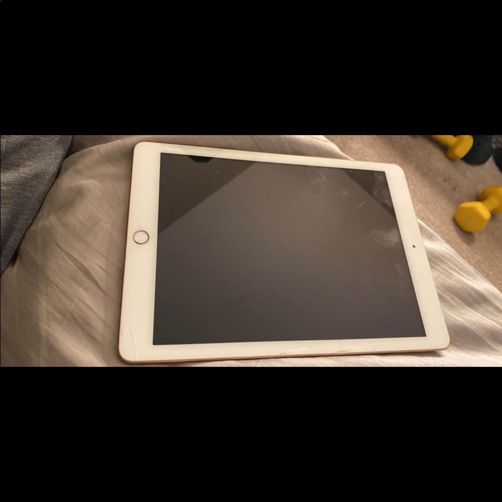 iPad 6th generation. Wi-Fi and cellular. Rose gold. 128 GB